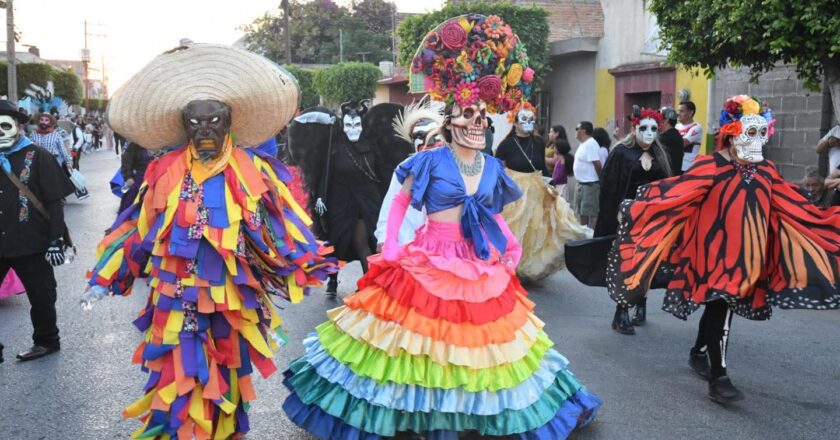 Soledad celebra el Xantolo con un colorido desfile que reunió a más de 7 mil personas