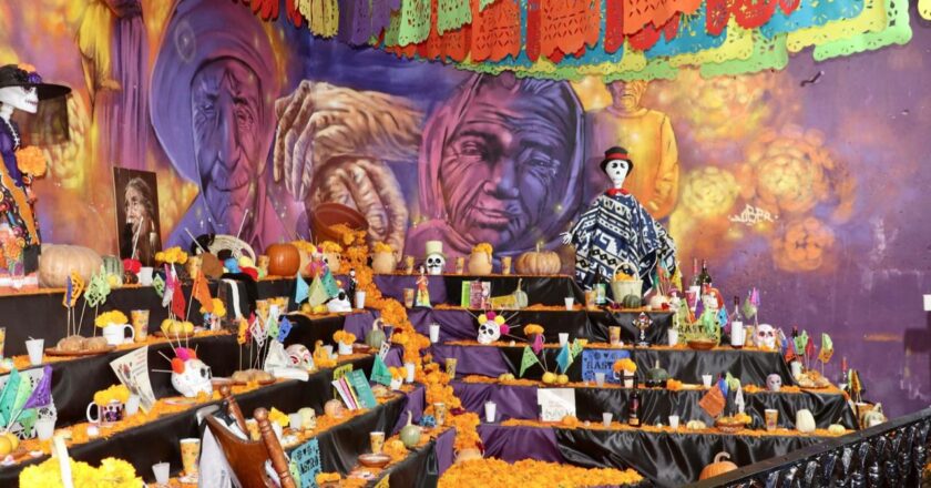 Gobierno de la Capital organiza un Día de Muertos diferente en El Saucito, con flores, pan, veladoras y tradición