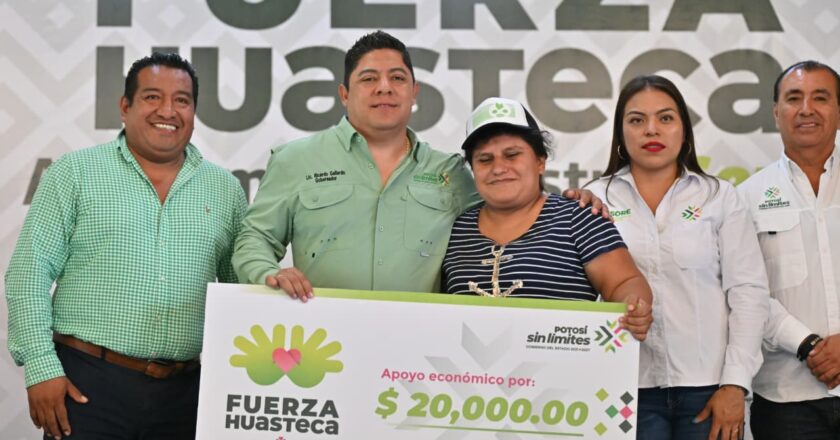 Ricardo Gallardo entrega apoyos a damnificados de Tamazunchale y Matlapa con programa “Fuerza Huasteca”