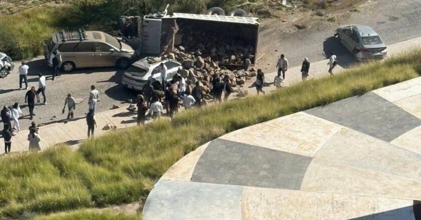 Coordina Protección Civil Municipal trabajos en volcadura de camión de carga en Sierra Vista