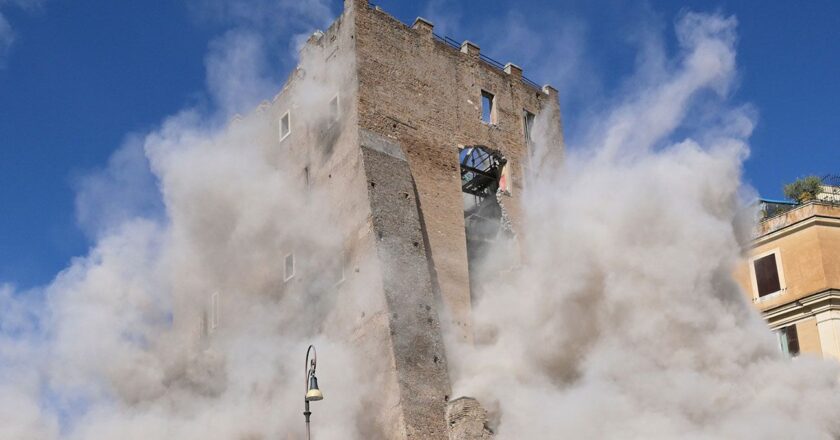 Colapsa parcialmente la Torre dei Conti en Roma; un trabajador queda atrapado