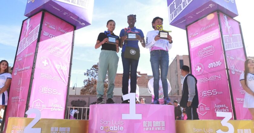 Para atletas kenianos en la rama varonil y femenil, el triunfo del Medio Maratón La Capital del Deporte 2025.s
