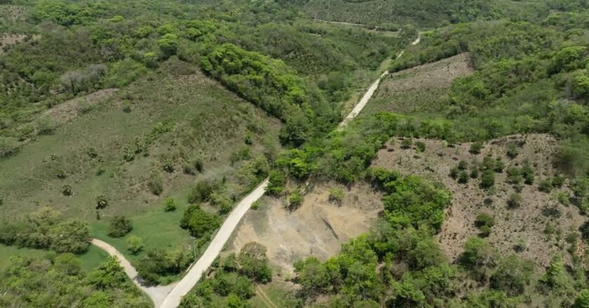 Ricardo Gallardo anuncia modernización de la carretera turística Tampate–Tamápatz en Aquismón