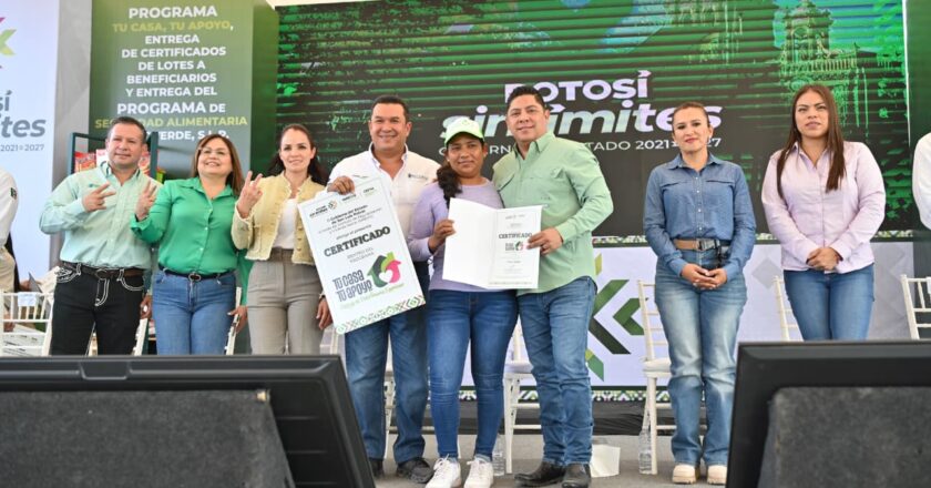 Ricardo Gallardo entrega terrenos y escrituras a familias de la Región Media