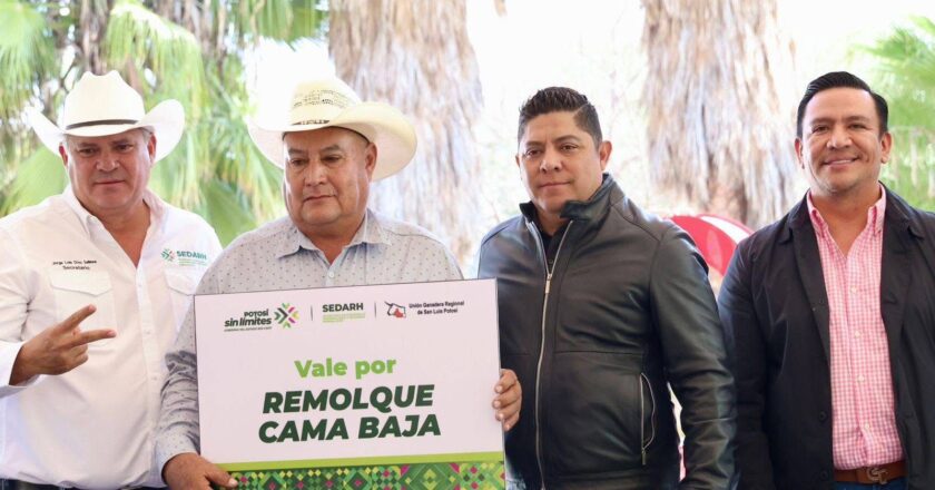 Ricardo Gallardo entrega maquinaria y apoyos a productores potosinos