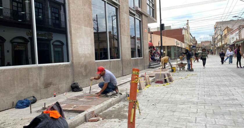 Avanza rehabilitación integral de Julián de los Reyes; se amplía guía podotáctil para mejorar accesibilidad en el Centro Histórico