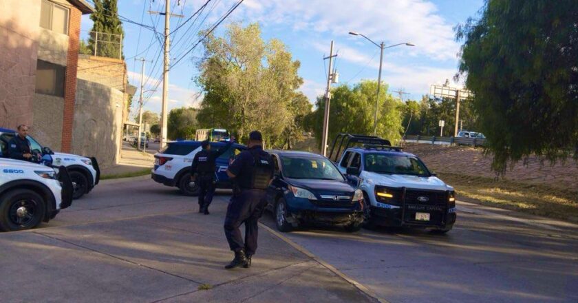 Policía de la Capital asegura camioneta con armas de uso exclusivo del Ejército al exterior del parque Tangamanga I
