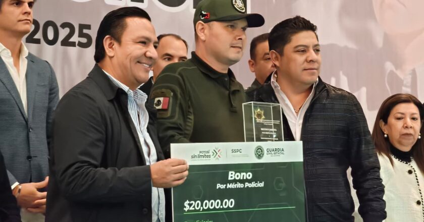Ricardo Gallardo anuncia aumento salarial a policías en 2026