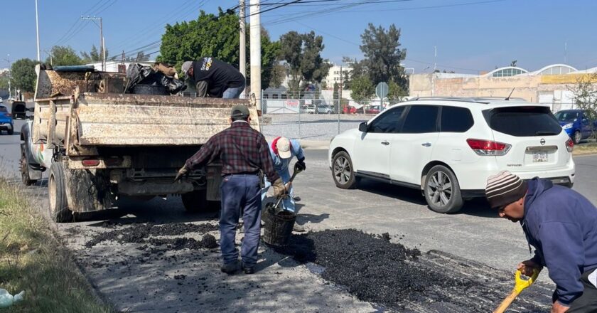 Bacheo emergente avanza en colonias de la Capital potosina