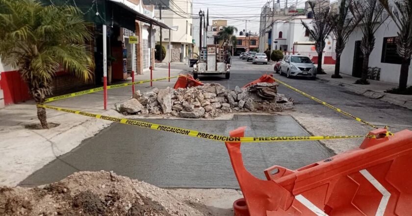 Bacheo emergente atiende reportes ciudadanos y refuerza la movilidad en colonias de San Luis Capital