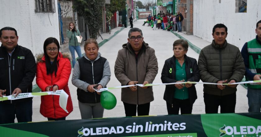 Alcalde de Soledad de Graciano Sánchez entrega pavimentación y alumbrado en la privada Roberto Galarza