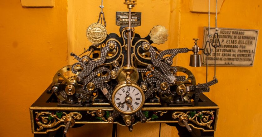 UASLP conmemora el centenario del reloj del Edificio Central con exposición histórica