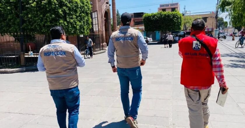 Alertan a comerciantes por falsos inspectores en la capital