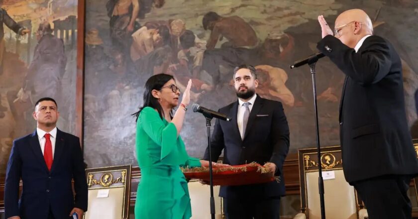 Delcy Rodríguez juramenta como presidenta encargada ante el Parlamento venezolano