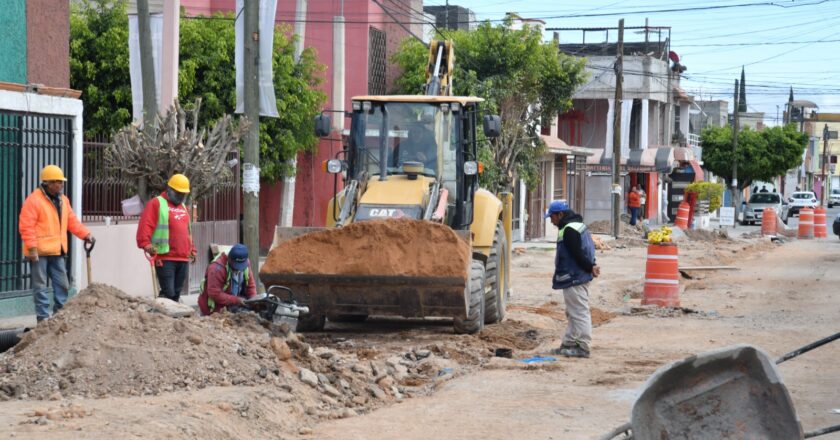 Sin detenerse, avanzan pavimentaciones estratégicas en colonias de Soledad