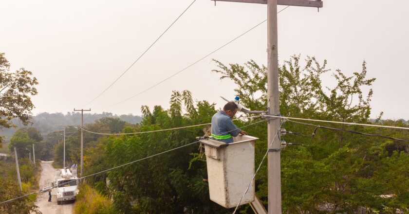 David Medina impulsa bienestar y seguridad con obras de electrificación y alumbrado en la colonia Buenos Aires en Ciudad Valles
