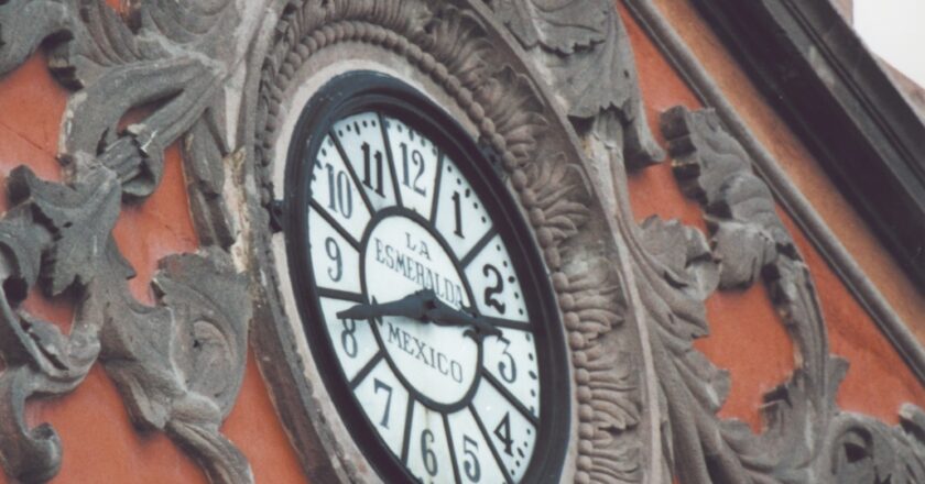 La UASLP conmemora el centenario del reloj del Edificio Central, símbolo de la vida universitaria