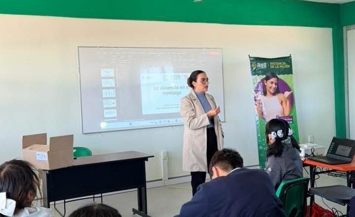Entregan Cartilla de los Derechos de las Mujeres a estudiante en Pozos