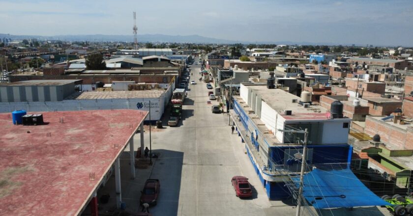 Supervisan avance en obras de movilidad en la Central de Abastos