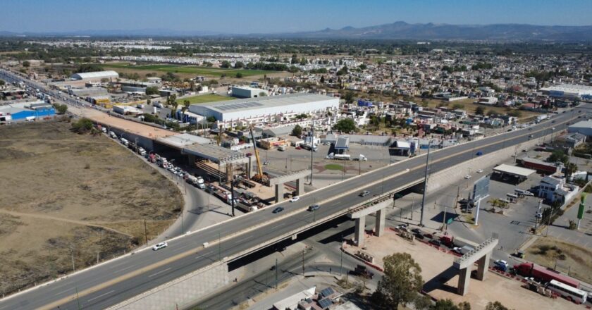 Mantienen cierres nocturnos en Circuito Potosí por obra de puente