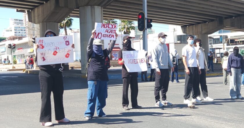 Estudiantes de la UASLP bloquean Av. Chapultepec y bulevard Rocha Cordero