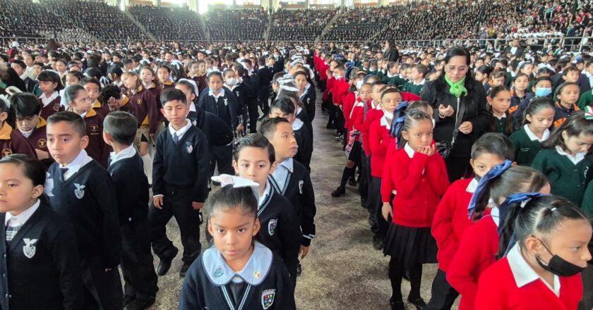 La Arena Potosí fue escenario del Juramento a la Bandera por estudiantes de nivel básico