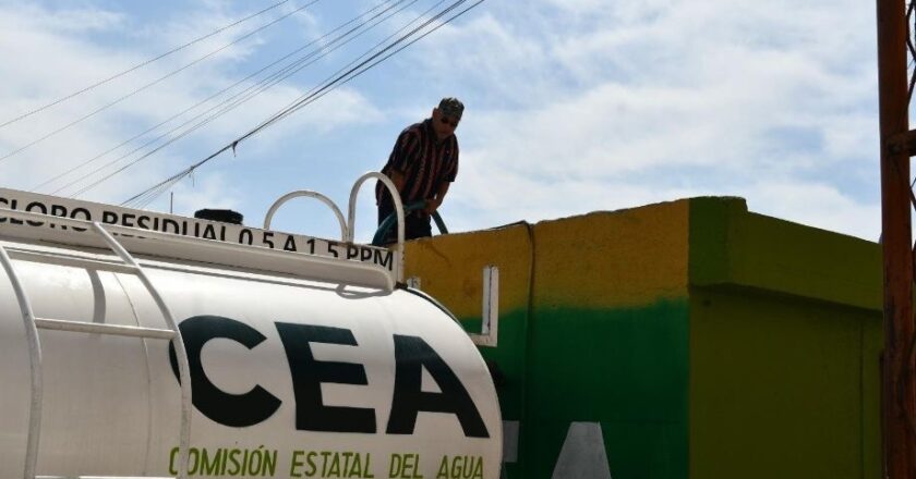 Refuerzan suministro de agua y limpieza de drenaje con el programa “Enchúlame la Colonia”