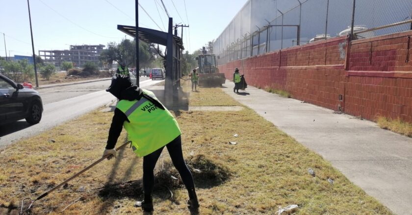 Villa de Pozos refuerza limpieza en laterales de la Carretera 57 para prevenir incendios