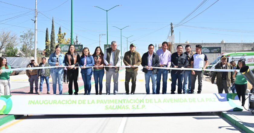 Ricardo Gallardo inaugura obras viales y entrega apoyos alimentarios en Salinas