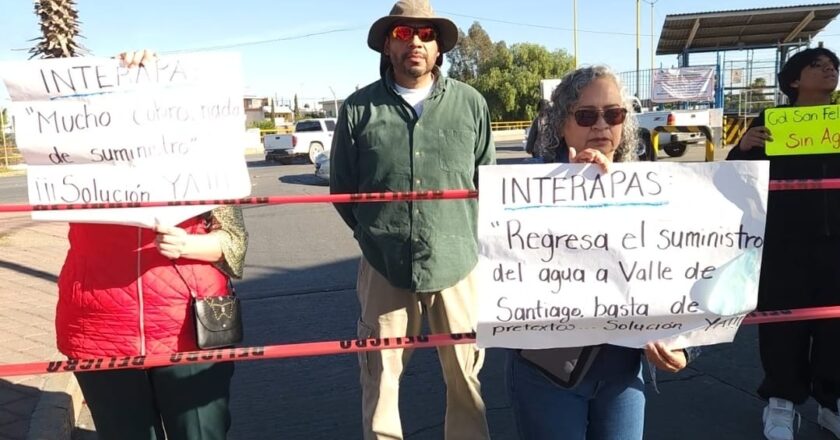 Vecinos de Soledad bloquean Acceso Norte; exigen suministro de agua potable