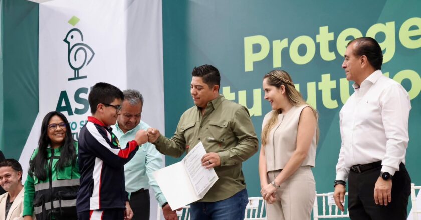 Estudiantes de SLP recibieron pólizas de seguro contra accidentes