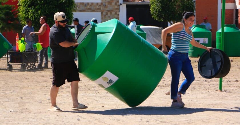 Habitantes de Pozos reciben apoyo del programa “Tinaco en Casa”