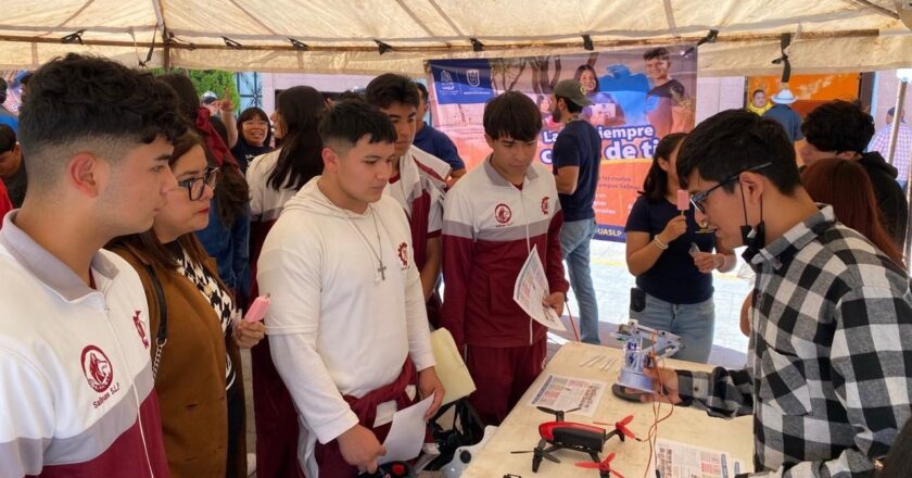 Campus Salinas recibe a estudiantes del Altiplano en Feria de Carreras 2026