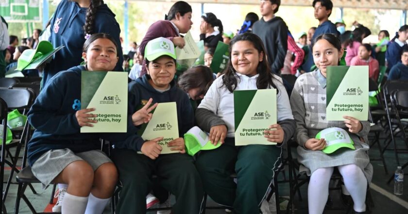Entregan seguro escolar a estudiantes de la Secundaria Benito Juárez