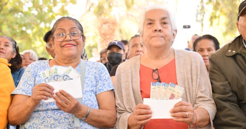 Entregan estímulos económicos a adultos mayores de Soledad