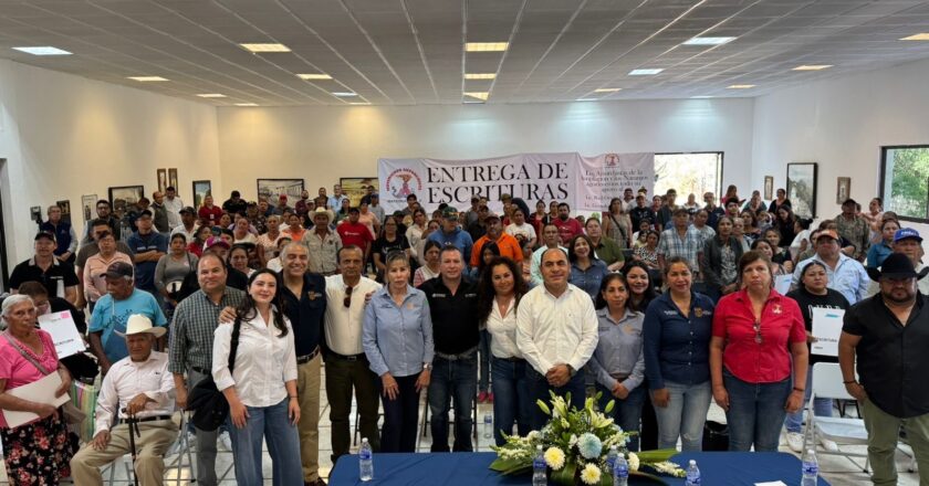 Entregan 100 escrituras en Matehuala para regularizar patrimonio de familias