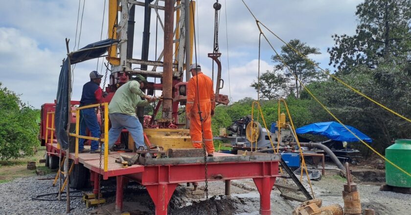 Perforan nuevo pozo para mejorar suministro de agua en la sierra de Matlapa