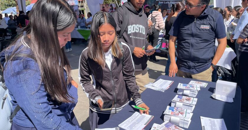 UPSLP presenta su oferta educativa en la Feria Profesiográfica de Xilitla