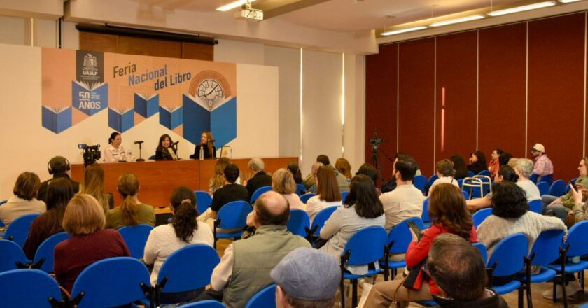 Laura Restrepo confronta la violencia desde el amor y la ironía, en la FNL de la UASLP