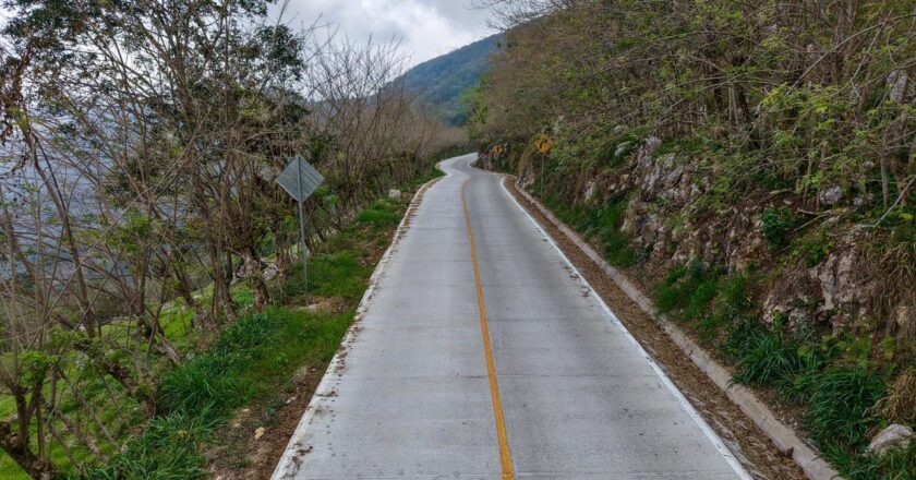 Mejoran camino en Matlapa y arrancan obra deportiva