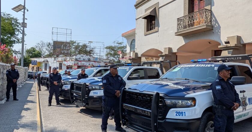 Ciudad Valles refuerza seguridad con entrega de 13 patrullas y 10 motopatrullas
