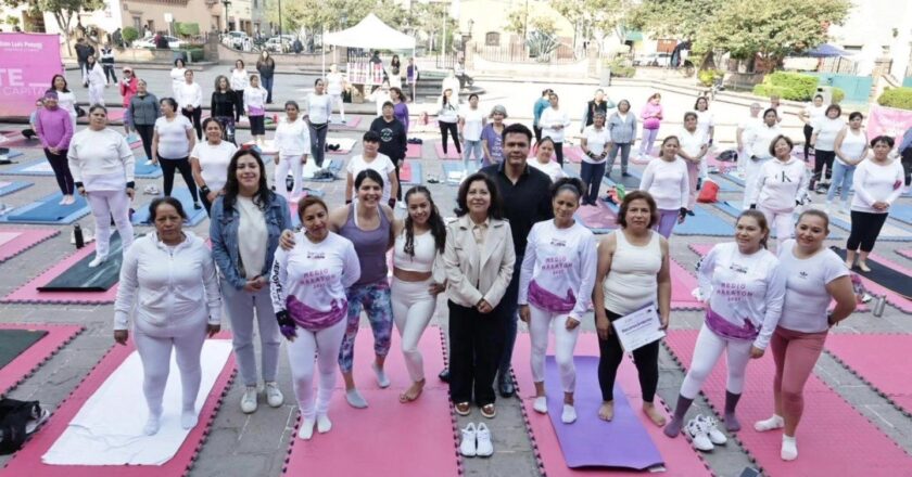 Realizan clase masiva de yoga en Plaza de Aranzazú como parte de actividades del 8M