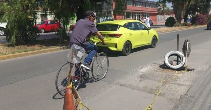 Socavón en avenida México provoca caos vial y riesgos sanitarios