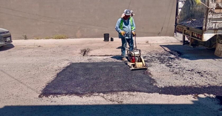 Villa de Pozos realiza trabajos de bacheo en más de 20 calles de la colonia Rancho Viejo