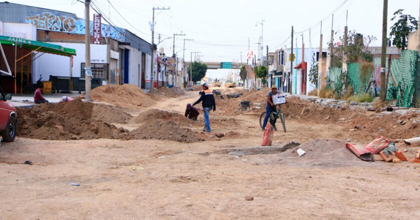 Avanza rehabilitación de la calle Camino a la Libertad en Villa de Pozos