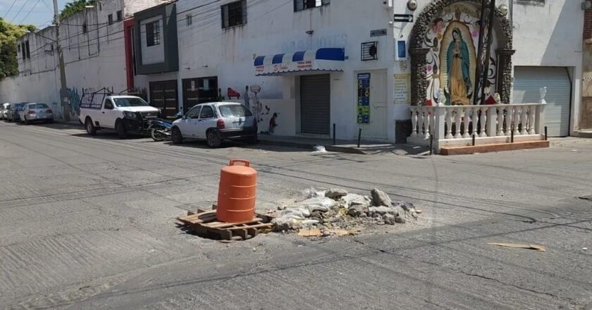 Aguas negras y un socavón afectan a vecinos del Barrio de San Juan de Guadalupe