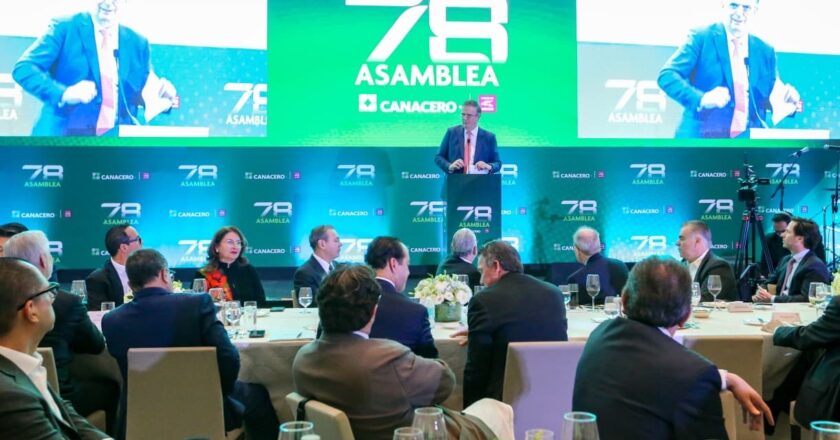 Ebrard anuncia defensa del sector acerero ante revisión del T-MEC y mayor control a importaciones