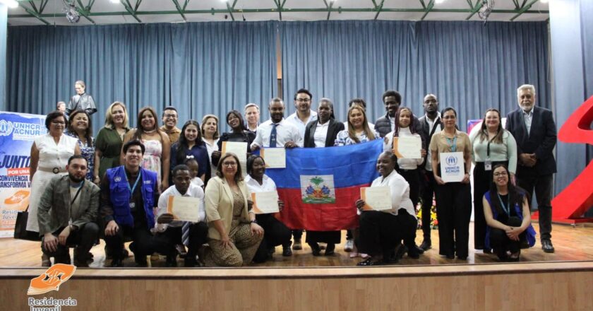 El idioma como puente: 14 refugiados haitianos se gradúan de taller de español en San Luis Potosí