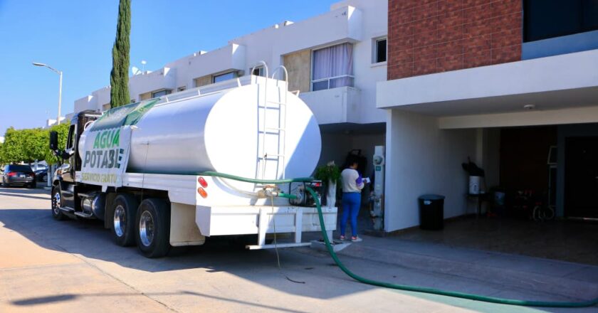 Gobierno municipal de Villa de Pozos reparte agua ante desabasto en colonias