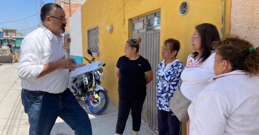 Vecinos supervisan obras de Interapas en colonias